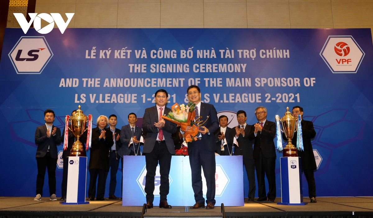 Đại diện Nhà tài trợ V-League 2021 ám chỉ Kiatisuk chuẩn bị dẫn dắt HAGL?